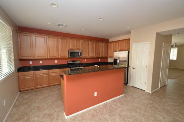 $2,400 / 5br - 2903ft2 - 🏡 Hermosa casa de 5 habitaciones ubicada en el codiciado distrito escolar Vail (10439 S Cutting Horse Drive)63675014265473122