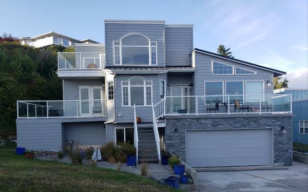 SHORT TERM--BEACH FRONT--PET FRIENDLY--EXECUTIVE 3 BEDROOM 1