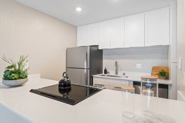 $3,005 / 1br - 816ft2 - Amplios armarios empotrados más almacenamiento adicional disponible para alquilar (campbell)63880017181187122