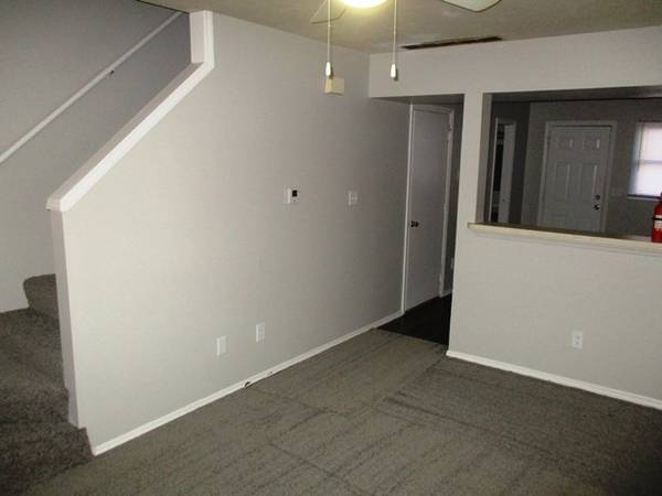 $1,025 / 2br - Acogedor de 2 habitaciones (704 N Golfcrest)63700527483393121