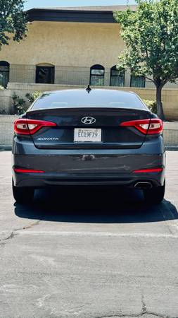 2015 Hyundai Sonata SE — 2.4L • 124,000 millas • Automático - $5,100 (Santa Clarita)63470773449217124