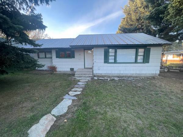 $600 / 2br - Available now. (Saint Regis)63657026968321120