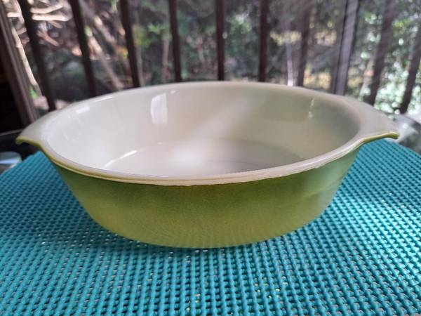 1970s Anchor Hocking Fire-King 433 1.5 qt avocado green oval casserole 1