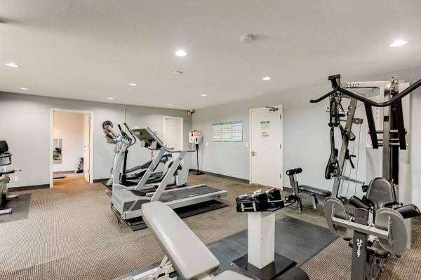 $1,525 / 2br - 1000ft2 - On-Site Management, BBQ & Picnic Areas, Private Balconies or Patios (240 Central Ave N, Wayzata, MN)64003959330178123