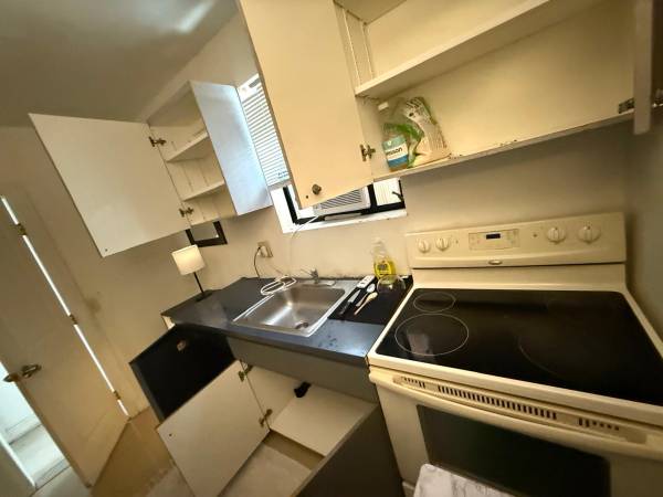$895 / 1 habitación - ¡Habitación privada con cocina privada en alquiler! (North Miami Beach)63379638939907122