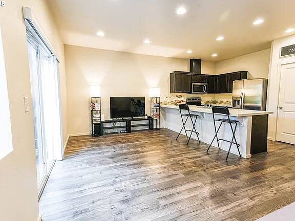 $2,300 / 3br - 1352ft2 - 3 bedroom/ 2 1/2 bath town home for rent (vancouver)63776937688577121