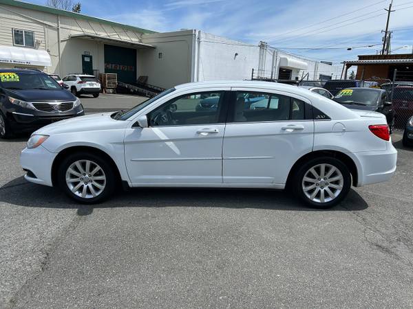 2012 Chrysler 200 4dr Sdn Touring - $5,995 (Lynnwood Washington)63622987001729122