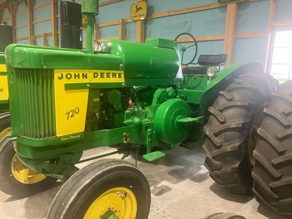 John Deere 720 Standard 1