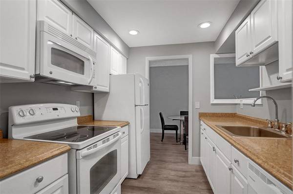 $323,900 / 2br - 1098ft2 - Two BR Condo in Boutique Building Short Walk to Beach in Pompano Beach (Pompano Beach)63825127260035122