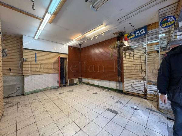 $7,500 / 315ft2 - Retail in front of Train Station with Glass Frontage, Bathroom, Baseme (Chelsea)63854289361153122
