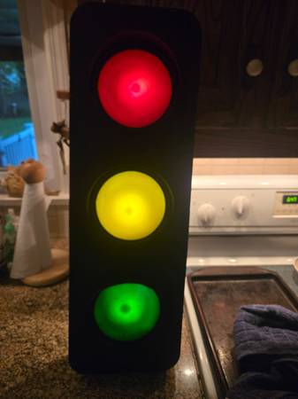 Battery operated replica traffic light 1