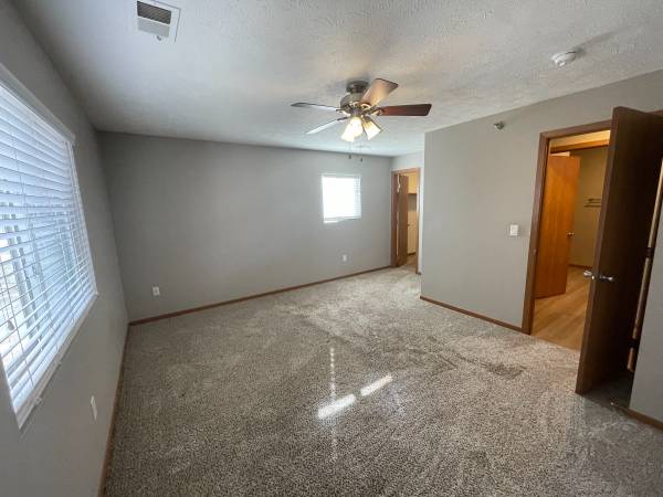 $1,234 / 1br - 810ft2 - ¡Disponible en diciembre! 1BD/1BA – ¡Elige entre primer o segundo piso! (Glenmore Dr)64020840429058124