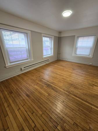 $1,275 / 420ft2 - Belltown corner unit!  Fresh paint and new blinds! Charm galore! (Belltown)63934419463682120