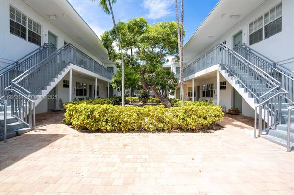 Top floor corner 1Bed/1Bath Apartment just one block from the Beach 1