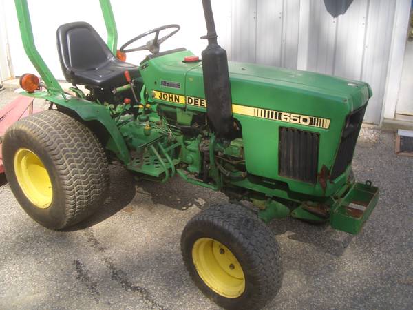 John Deere 650 4WD Diesel Farm Tractor w/ York Rake 1