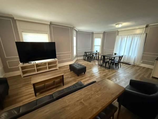 $995.00 / 1br - Queen Suite | 2-car garage, laundry on-site, free wifi63661058097027121