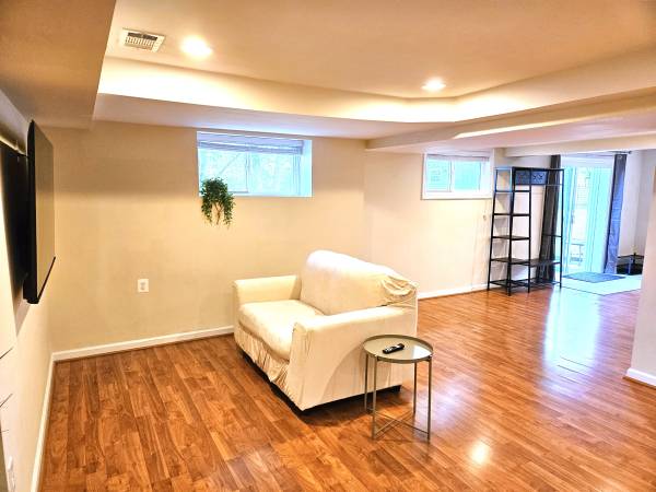 $1,600 / 1br - Spacious furnished basement/studio64040027046146123