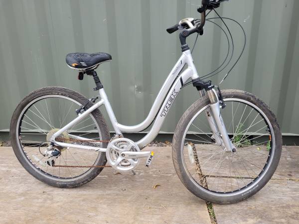TREK Navigator 3.0 Women's Comfort / Hybrid Bike 1