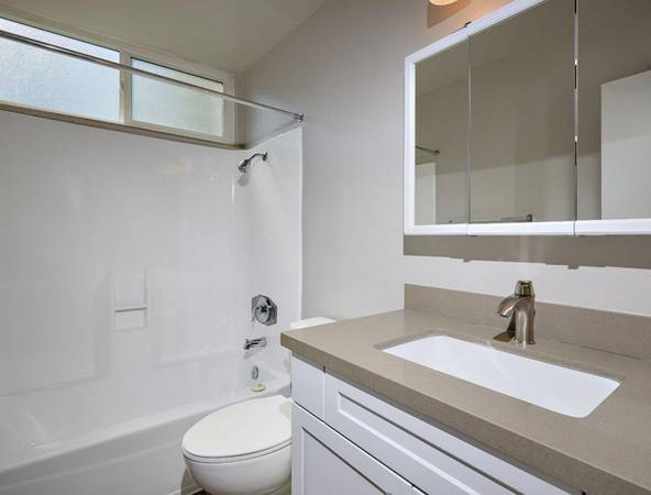 $2,200 / 1br - Oceanside Blvd - Serene One Bed - Onsite Carport & Garage Option (Oceanside)64037044825091124