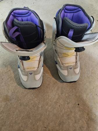 Female Roxy Snowboard Boots For Sale - Size 9 1