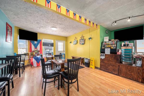 $329,900 / 2br - 3397ft2 - Mixed-Use Property – Restaurant + 2BR Apartment (Grand Rapids)63985939185922123