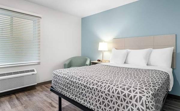 $385 / 1br - Low weekly and monthly rates, 4 miles from downtown Elkhart (810 E Windsor Ave, Elkhart, IN)63660195662209121
