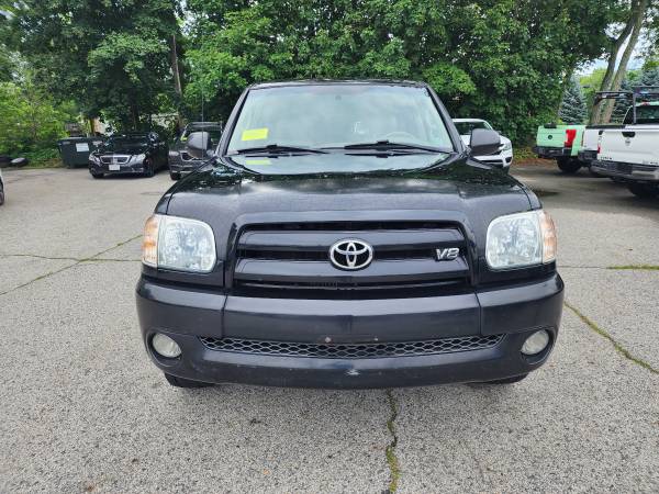 2005 Toyota Tundra Limited Crue Cab 4x4 sin óxido, historial limpio en Carfax - $9,995 (Rowley)63615443927555121