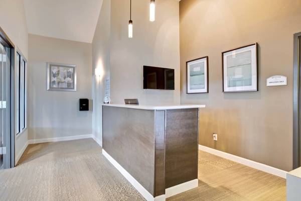 $1,429 / 2 habitaciones - 918 pies cuadrados - Disfrute de vistas espectaculares desde su hermoso apartamento de 918 pies cuadrados, 2 habitaciones, 1 baño (Hendersonville)63673267458817124