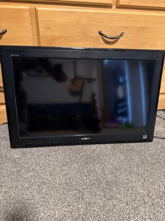 Sony BRAVIA 32” Flat Screen TV + Wall Mount 1