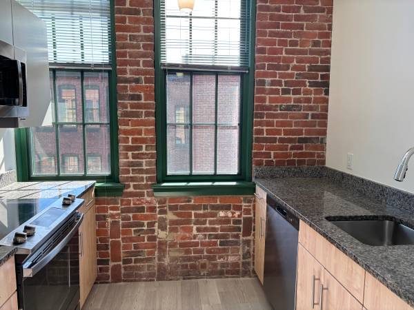 $3,999 / 3br - 1000ft2 - GORGEOUS RIVER VIEW! 3BR Available Today!  2 MONTHS FREE! (Waltham)63824666307585122