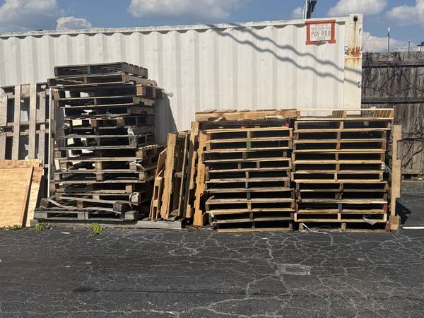 FREE PALLETS 1