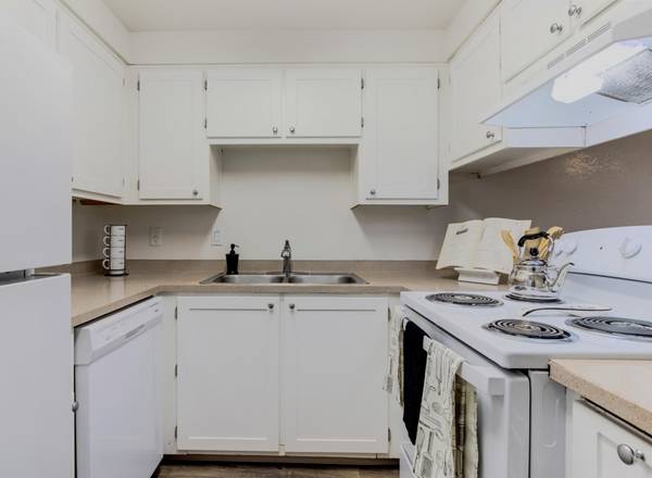 $1,450 / 2br - UPDATED with Laundry Hookups, Spacious Layout and Open Kitchen (Rockwood Area)63845978878211124