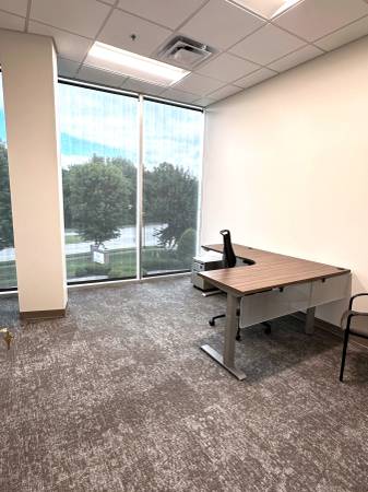 $1,045 / 182ft2 - Limited Time Deal on Large Private Office in Franklin (Franklin)63988351486594121