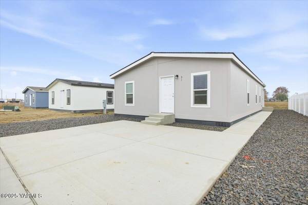 Home in Sunnyside. 3 Beds, 2 Baths 1