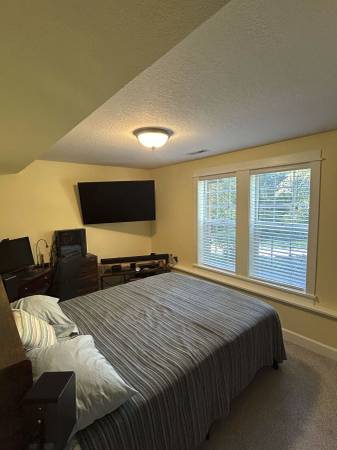 $850 Room in house with art space and swimmable lake access63786943306243122
