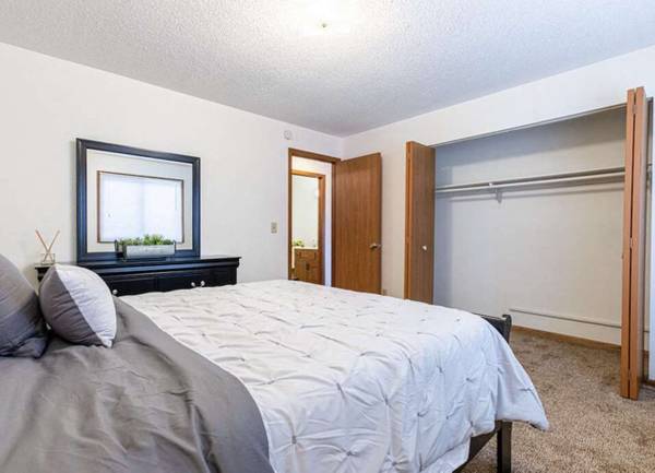 $1,060 / 2br - 975ft2 - Affordable 2BR – Comfortable Home Ready for You (1310 15th Street North, St. Cloud, MN)63988653189250124