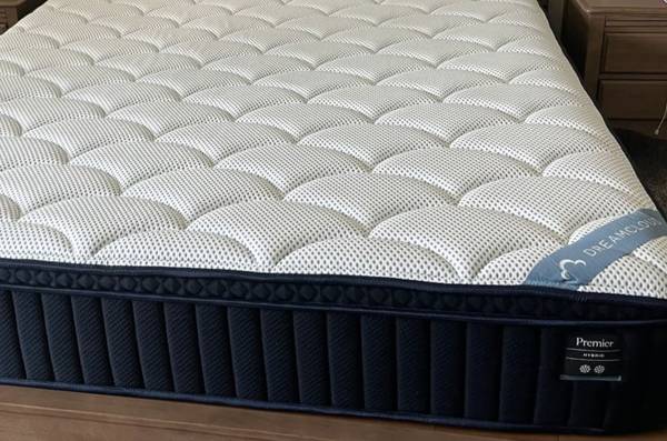 Full Dreamcloud Premier Memory Foam Mattress - Like New! 1