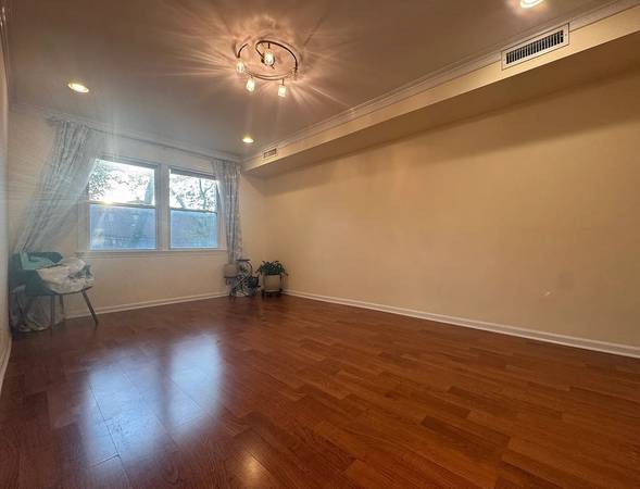 $1,400 / 1br - 1 Bedroom Apartment in the Heart of Pelham Bay (Bronx)63689627050625123