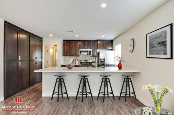 $2,395 / 2br - 1000ft2 - 2+1 in Van Nuys || Wood Style Floors || SS Appliances || W/D in Unit (Van Nuys 91411)63840114611329124