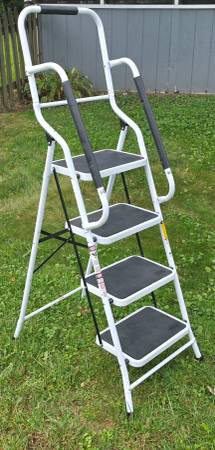 4-STEP FOLD-UP SAFETY LADDER 1