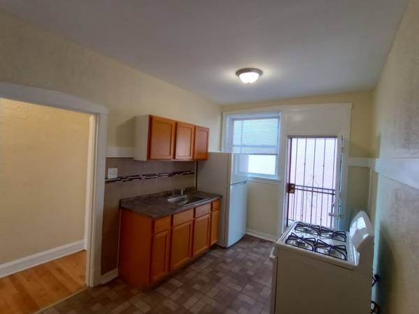 $900 / 1br - 850ft2 - Luminous 1 Bedroom / 1 Bathroom Apartment with Wood Floors – $900/m (Chicago)64041809255043120