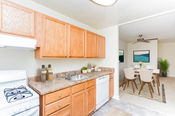 $1,810 / 1br - 850ft2 - Spacious Rooms, Large Walk-In Closets, ½ Mile to 49563779464791683121