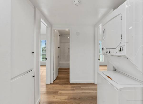 $2,495 / 1br - Camina hasta el centro - Lavadora y secadora de tamaño completo - Lavaplatos y triturador de basura (Golden Hill)63657123724033122