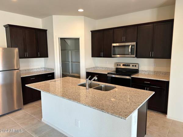 $2,090 / 4br - 2000ft2 - Casa grande de un solo nivel en alquiler (Tolleson)63623896494209123