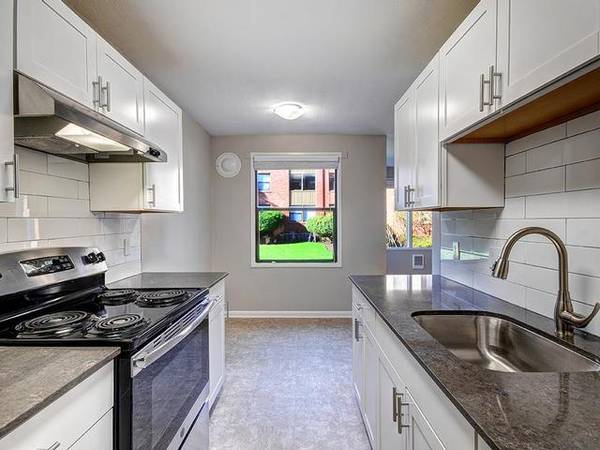 $1,783 / 1br - 545ft2 - LUSH GREEN SPACES, GRANITE COUNTERTOPS, TILE BACKSPLASH (Ballard)63786613991427120
