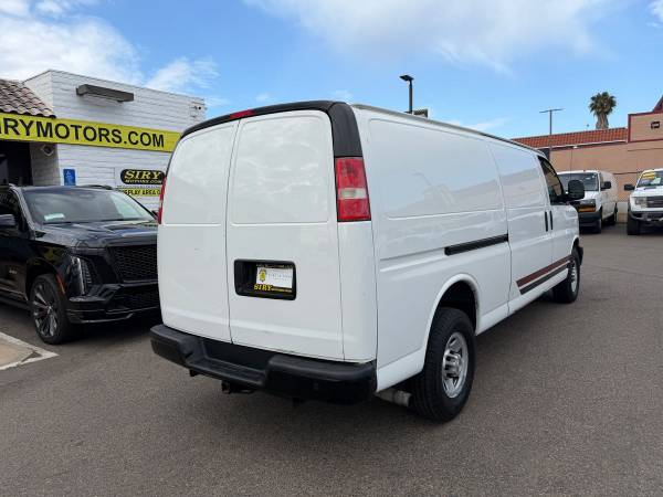 2017 Chevrolet Express 3500 - Photo 3