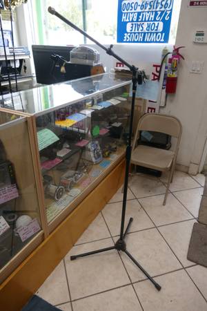 DR210 Tripod Mic Stand 1