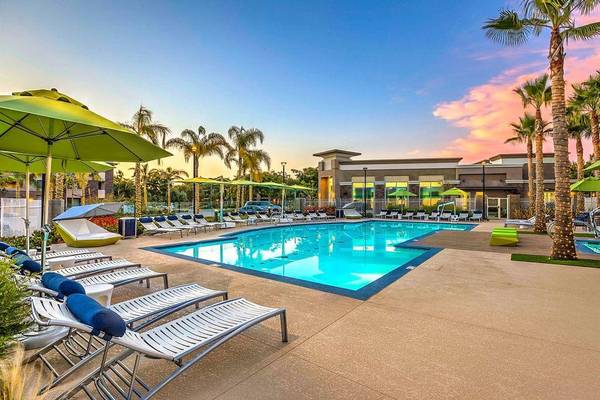 $3,899 / 3br - 1270ft2 - Three BBQ's, Fire Pits, Stainless kitchen appliances (Riverpark)63668253642625124
