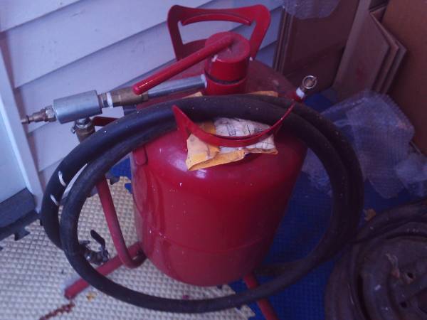 SANDBLASTER  WITH EXTRA TIPS  5 GAL. 1