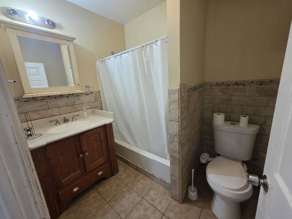 $900 / 5br - 200ft2 - Room for rent W/private bathroom (Springfield)64017046757377123